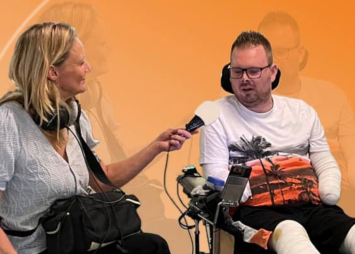 Vrouw in rolstoel interviewt man in rolstoel voor podcast over revalidatie