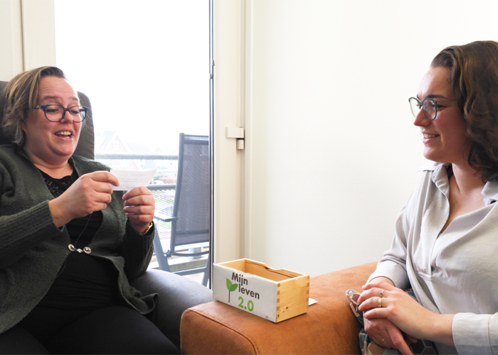 Twee jonge vrouwen in gesprek over relaties en vriendschap. Ilse (links) heeft MS en Ilse (rechts) heeft bekkenpijn.