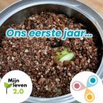 Kiem van plantje met tekst: ons eerste jaar