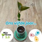 Blaadjes ontvouwen zich verder met tekst: ons vijfde jaar